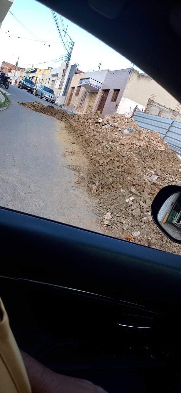 Proprietário em Bezerros fazendo construção e fechando a rua