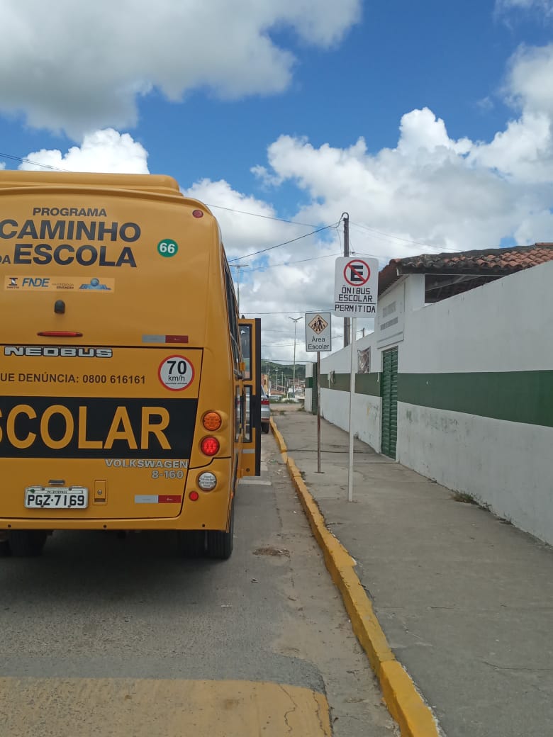 Departamento de Trânsito - DEPTRANS  EM BEZERROS-PE  vem implantado varias sinalizações de placas exclusiva para ônibus escolares